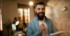 Empreendedor analisando documentos, ilustrando abertura alteração e baixa de empresa e os cuidados para evitar multas e retrabalho.