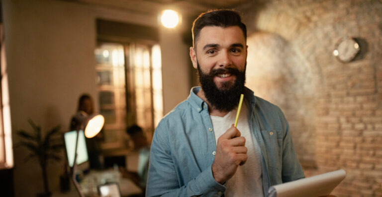 Empreendedor analisando documentos, ilustrando abertura alteração e baixa de empresa e os cuidados para evitar multas e retrabalho.