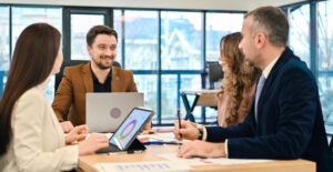 Equipe em reunião analisando resultados, ilustrando bpo financeiro na prática para melhorar controle do caixa e decisões.