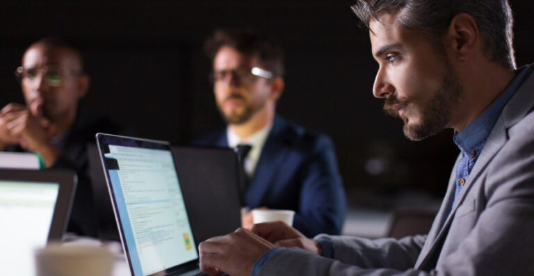 Profissional usando notebook em reunião, ilustrando certificado digital como escolher e usar com segurança no dia a dia da empresa.