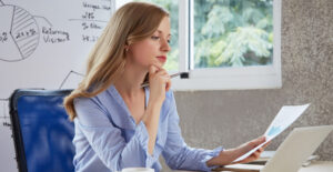 Profissional analisando relatórios financeiros, mostrando como planejamento tributário coloca dinheiro de volta no caixa da empresa.