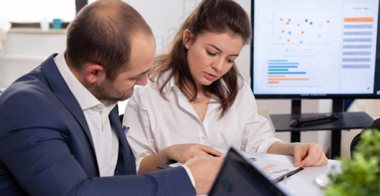 Reunião de análise de documentos, ilustrando como trocar de contador com segurança e fazer a transferência de contabilidade sem interrupções.