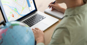 Pessoa analisando mapa no notebook, ilustrando endereço fiscal vantagens reais e os cuidados para evitar problemas no CNPJ.